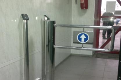 Турникет-калитка Gate -T и стойки под считыватель из полированной нержавеющей стали.