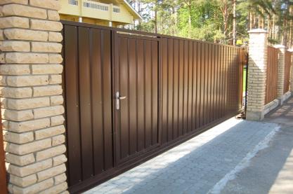 Ворота відкатні автоматичні з вбудованою хвірткою.